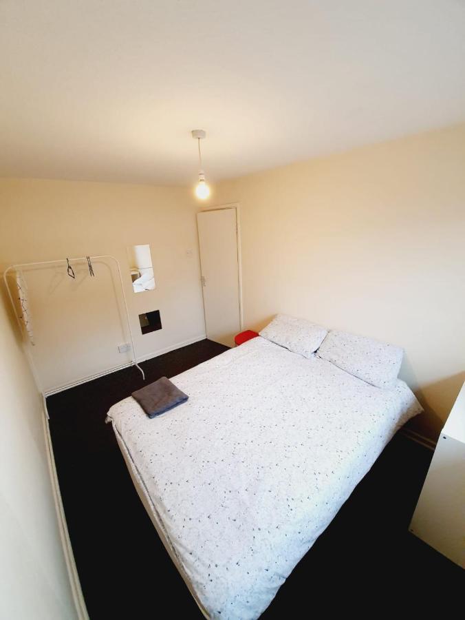 Rayleigh Town Centre 3 Bedroom Apartment Dış mekan fotoğraf